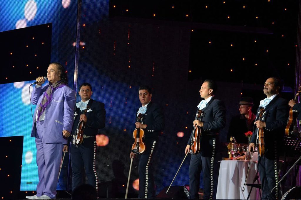 Juan_Gabriel_con_mariachis